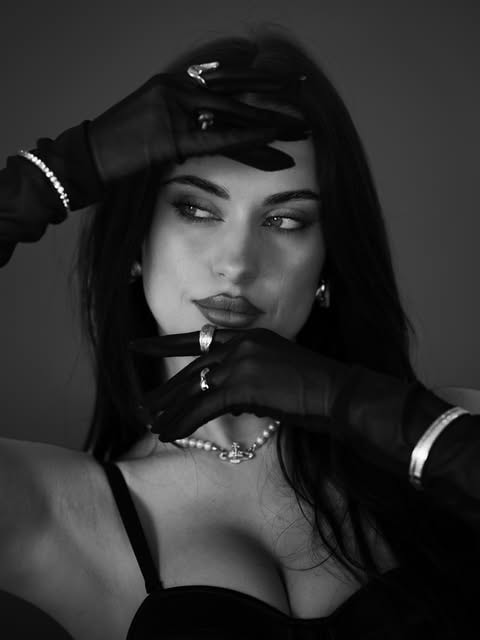 Portret glamour w studio, czarno-biały